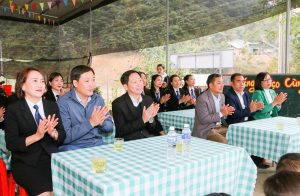 Buổi lễ có sự tham dự đông đảo các đại biểu từ các bên, cùng thầy cô và các em học sinh tại điểm trường Chăm Puông